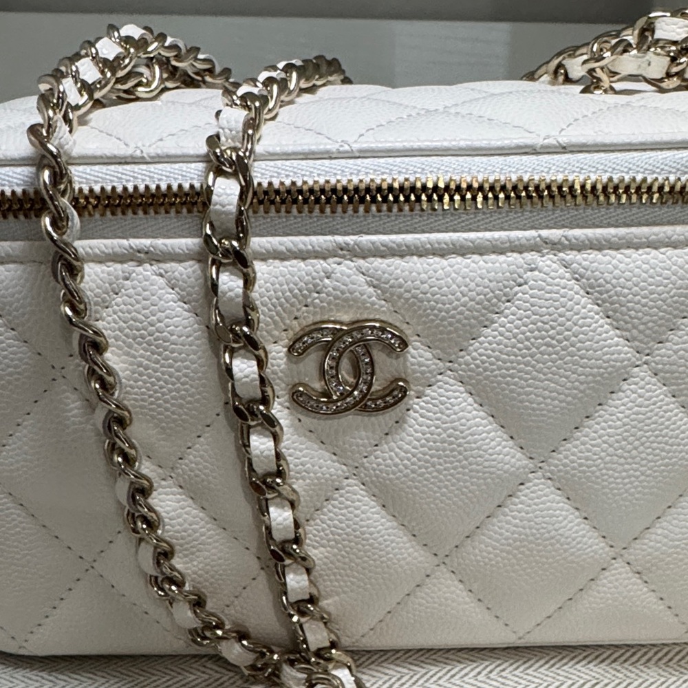 Chanel vanity White Quilted Crossbody Bag with Chain. Come with bag. - Picture 7 of 8
